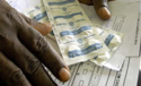 Nas unidades avaliadas havia ausência quase completa de planejamento por objetivos e metas, e também, de manual de normas e procedimentos Detalhe de mãos negras segurando receitas de medicamentos e remédios