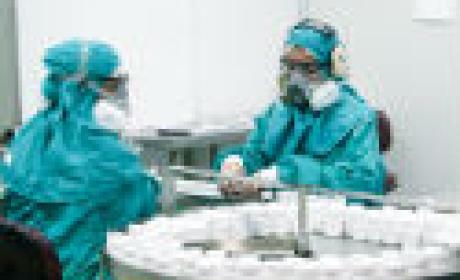 Foto: divulgação/Farmanguinhos Foto de profissionais em laboratório