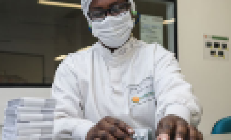 Farmacêutica trabalhando