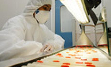 Foto: Peter Ilicciev/Fiocruz Imagem de trabalhadora em fábrica de medicamentos