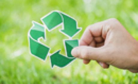 Imagem: Farmanguinhos Mão segurando o símbolo da reciclagem