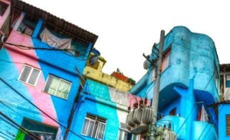 Casa pintada de azul em uma favela