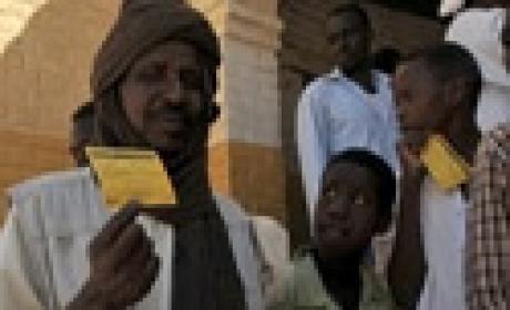 Foto: Acervo Biomanguinhos/ Fiocruz Moradores da região de Darfur com cartão de vacinação em mãos