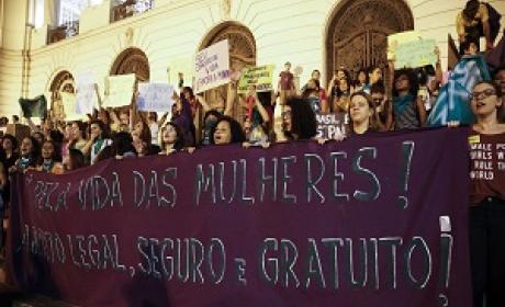 Foto: Fernando Frazão (Agência Brasil) Dezenas de mulheres carregando uma grande faixa contra a criminalização do aborto no Brasil