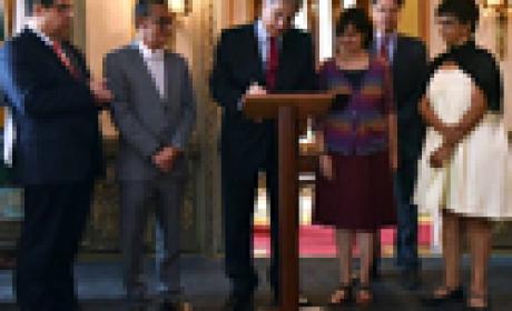 Imagem: Agência Minas Fernando Pimentel e Nísia Trindade assinando o acordo