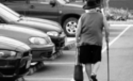 Foto: Site de imagens gratuitas Morguefile De costas, mulher idosa caminha por um estacionamento