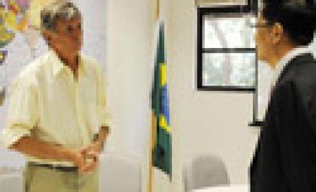 Foto: Peter Ilicciev/ Fiocruz Representantes do Brasil e da China durante acordo de cooperação