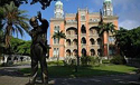 CD Fiocruz divulga nota sobre universidades e pós-graduação Imagem da estátua de Sergio Arouca e do castelo da Fiocruz