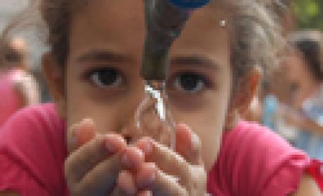 Água consumida em Manguinhos é própria para o consumo? Foto: Peter Ilicciev Imagem de menina bebendo água em fonte