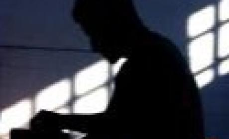 Dia do Trabalho: reflexão e luta com artigos de periódicos da Fiocruz Foto mostra a sombra de um serralheiro em atividade