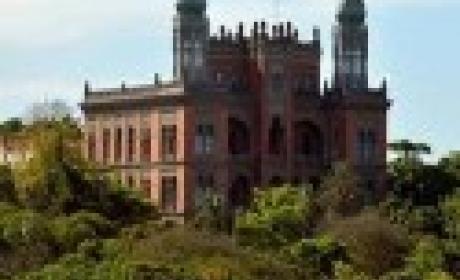 Foto: Divulgação Foto do castelo Fiocruz em destaque no alto da colina
