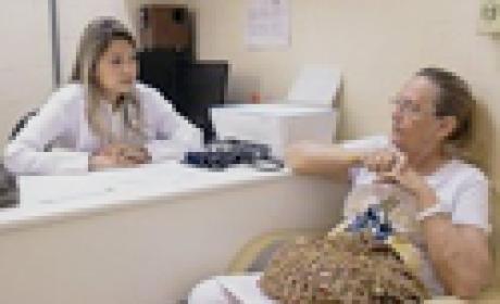 Imagem: divulgação Mulher sendo atendida pela médica