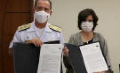 Foto: Peter Iliciev O comandante da Marinha do Brasil, almirante Ilques Barbosa, e a presidente da Fiocruz, Nísia Trindade Lima