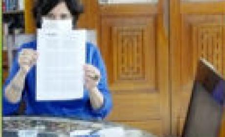 Imagem: Peter Iliciev Nísia Trindade mostrando o documento assinado