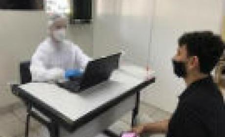 Foto: UFMS Médico atendendo um homem