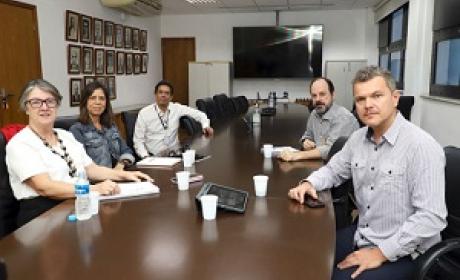 Foto: Informe Ensp Participantes do encontro sentados ao redor de uma mesa