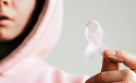 Mulher segurando um laço rosa 