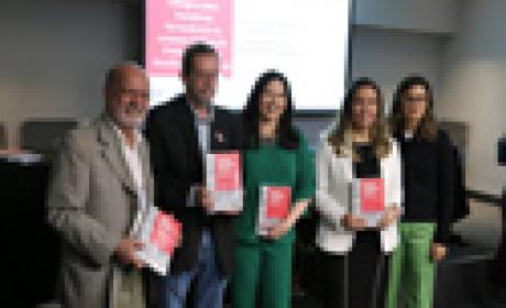 Imagem: Fiocruz Minas Cinco integrantes do grupo posam para foto segurando o livro