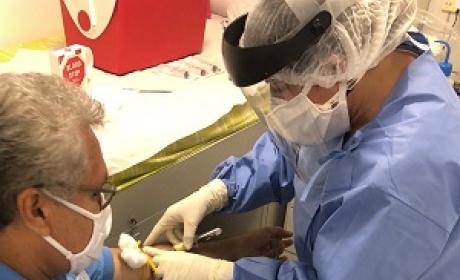 Foto: Divulgação Médico tratando paciente
