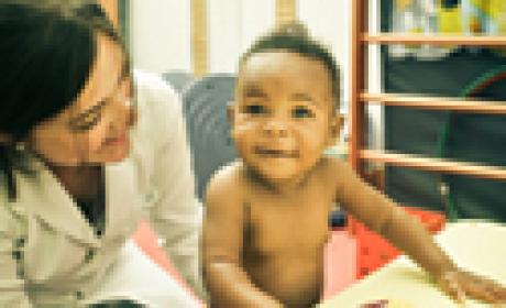 Foto de bebê com pediatra