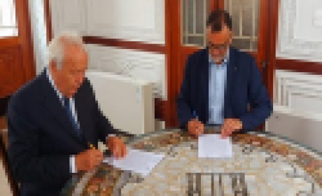 Foto: Peter Ilicciev Alain Mérieux e Mário Moreira assinando o acordo
