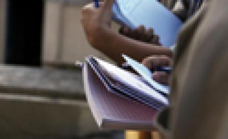 Foto: Raul Santana / Multimagens Fiocruz Foco em braços segurando livros e cadernos