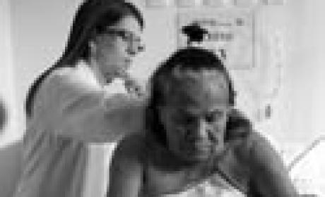 Foto: João Roberto Ripper Enfermeira cuidando de paciente