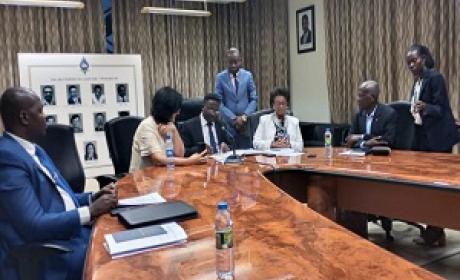 Foto: Acervo pessoal Participantes da reunião sentados ao redor de uma mesa
