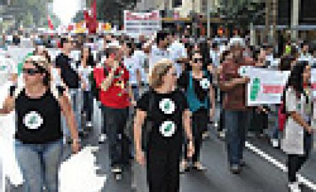 Foto: Asfoc/Fiocruz Pessoas caminhando em uma manifestação na rua