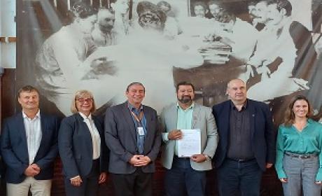 Foto: Peter Ilicciev Representantes da Fiocruz, da DNDi e da Pharco Pharmaceutical na Fundação