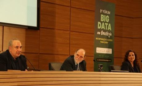 Foto: Peter Ilicciev Três palestrantes na mesa do seminário