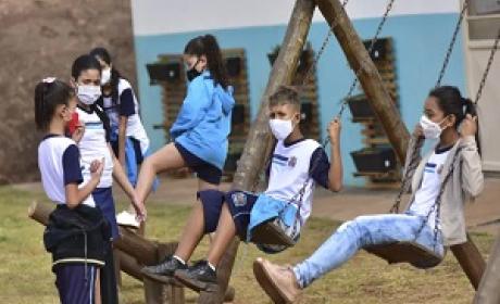 Foto: Prefeitura de Jundiaí Crianças no balanço no pátio de uma escola