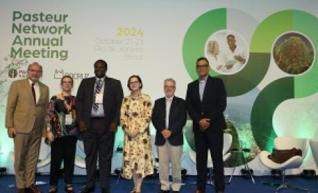 O microbiologista Peter Piot, a diretora-executiva da Rede Pasteur, Rebecca Grais, o presidente da Rede Pasteur e administrador-geral do Institut Pasteur de Dakar, Amadou Sall, a vice-presidente da Rede e presidente do Institut Pasteur, Yasmine Belkaid, o pesquisador Manoel Barral e o presidente da Fiocruz, Mario Moreira, na abertura do evento