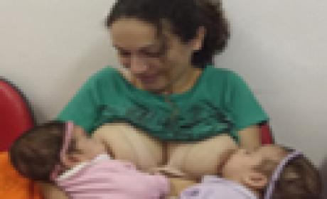 Foto: Acervo IFF/Fiocruz Mãe amamenta gêmeos
