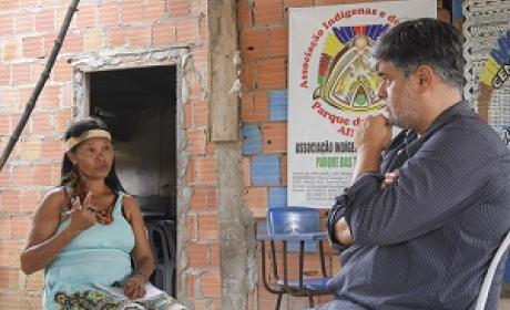 Foto: Ingrid Anne Pesquisador conversando com uma mulher indígena