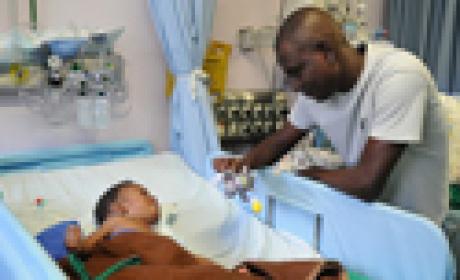 Foto: IFF/Fiocruz Pai dá assistência ao filho que está hospitalizado