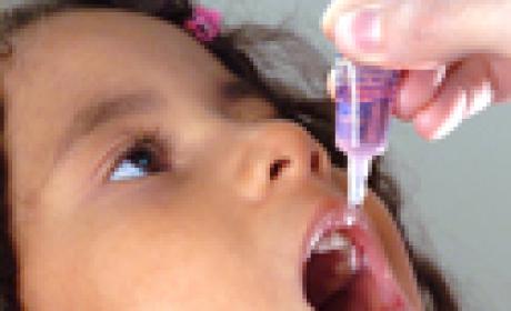 Foto: Acervo Fiocruz Criança pequena toma vacina