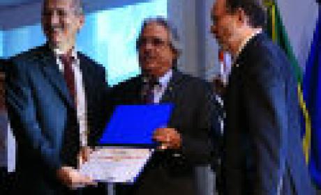 Presidente da Fiocruz, Paulo Gadelha, recebe prêmio ministro da Ciência, Tecnologia e Inovação, Aldo Rebelo, e pelo presidente do CNPq, Hernan Chaimovich (Foto: Ascom MCTI) Presidente da Fiocruz, Paulo Gadelha, recebe prêmio ministro da Ciência, Tecnologia e Inovação, Aldo Rebelo, e pelo presidente do CNPq, Hernan Chaimovich