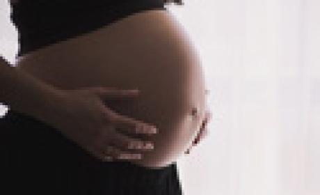 Foto: Pixabay CC Gestante com a mão na barriga