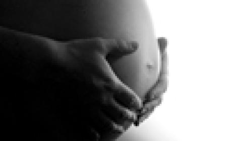 Imagem: Stock photo Fotografia em preto e branco da barriga de uma gestante