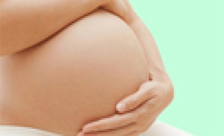 Reprodução IFF Foto de mulher grávida acariciando a barriga