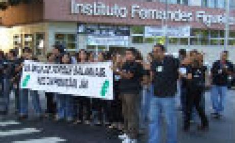 Trabalhadores da Fiocruz com cartazes durante paralisação de 48 horas