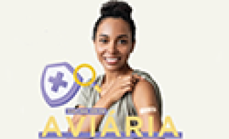 Mulher mostra braço com curativo após aplicação da vacina 
