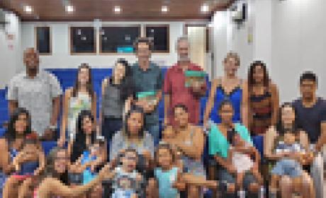 Foto: IFF Equipe de elaboração do Guia junto com as famílias