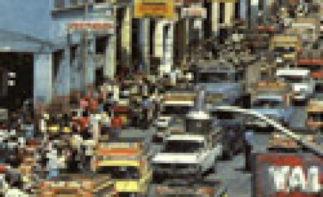 Foto: Acervo AFN/Fiocruz Rua com pedestres e carros em Porto Príncipe, no haiti