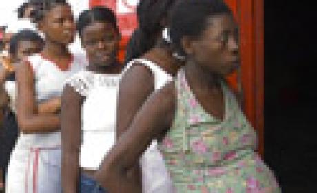 Mais da metade da população haitiana é constituída de mulheres e muitas delas sofrem com iniquidades de gênero (Foto: Agência Fiocruz de Notícias) Mulheres haitianas em fila para atendimento médico