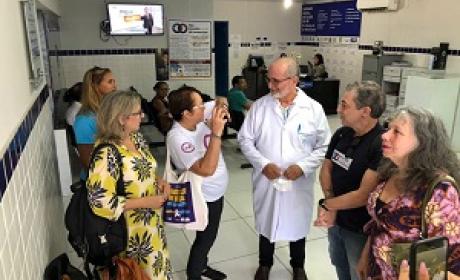 Foto: IdeiaSUS Fiocruz Médico conversando com pacientes em uma clínica em Pilar