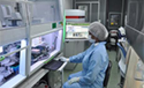 Técnico de laboratório fazendo testes