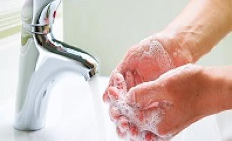 Imagem: IFF Pessoa lavando a mão