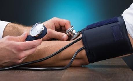 Médico tirando a pressão de uma pessoa